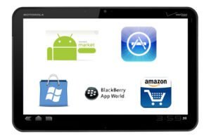 Logos des boutiques d'applications : Android Market, App Store, Windows Store, BlackBerry App World et Amazon Appstore
