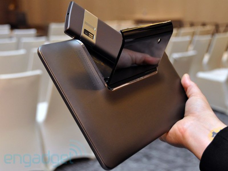 Asus Padfone : démonstration de la tablette avec smartphone intégré au MWC