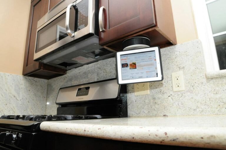 CES 2012 : Accessoire IncarBite Kitchen Mount, dock plafond pour tablette tactile 5