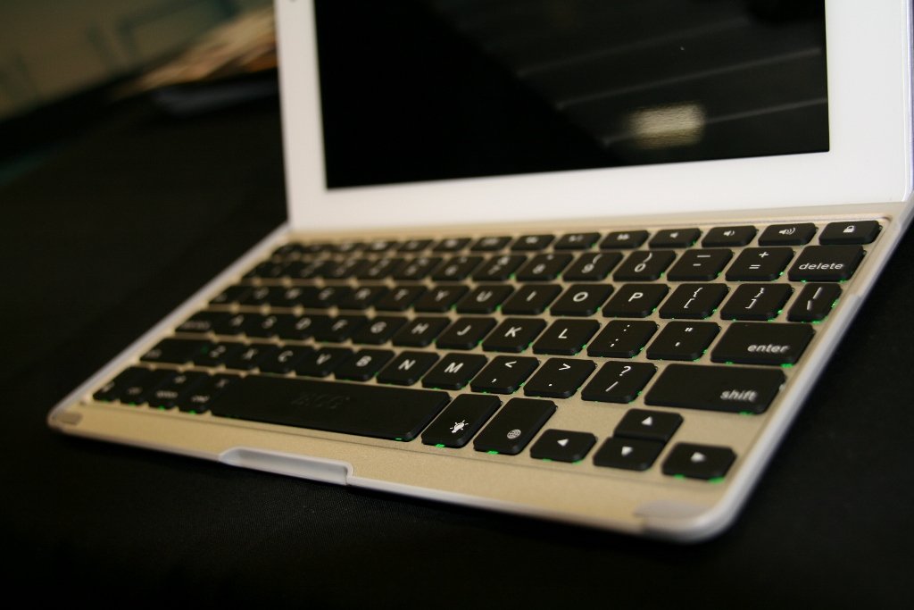 Accessoire pour iPad : Zagg Keys Pro, un clavier aimanté avec coque de protection 3