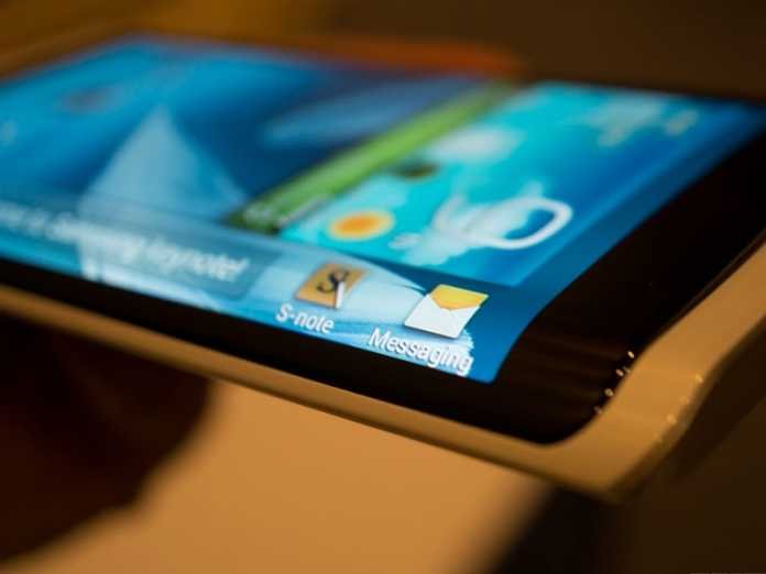 Samsung présente son premier smartphone à écran flexible  1