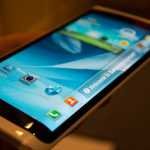Samsung présente son premier smartphone à écran flexible  3