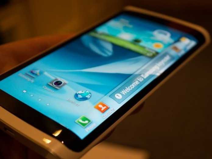 Samsung présente son premier smartphone à écran flexible  3
