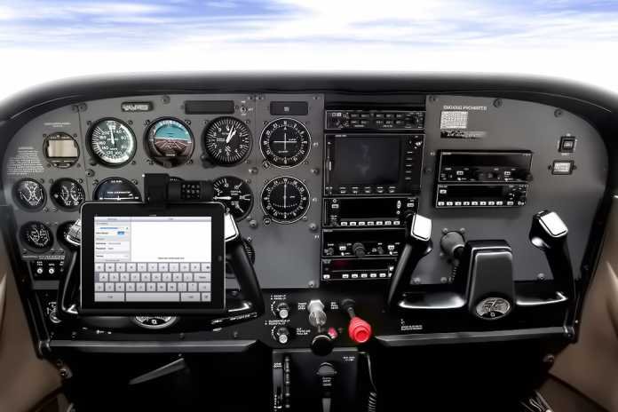[Insolite] Le co-pilote joue sur sa tablette iPad, l'avion chute de 5000 pieds ! 1